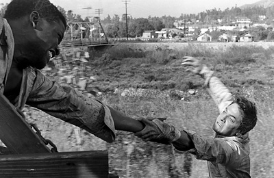 手錠のまゝの脱獄場面写真