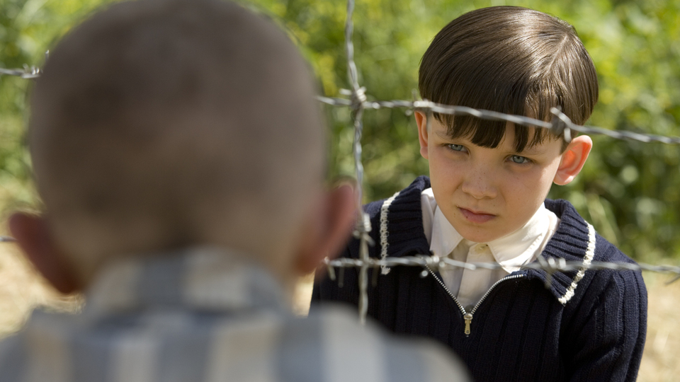 縞模様のパジャマの少年[吹]場面写真