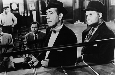 殴られる男場面写真