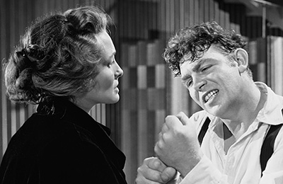 群衆の中の一つの顔場面写真