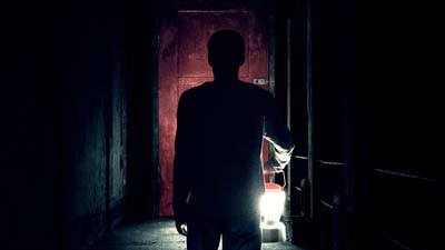 イット・カムズ・アット・ナイト場面写真