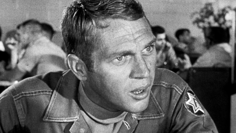 雨の中の兵隊場面写真