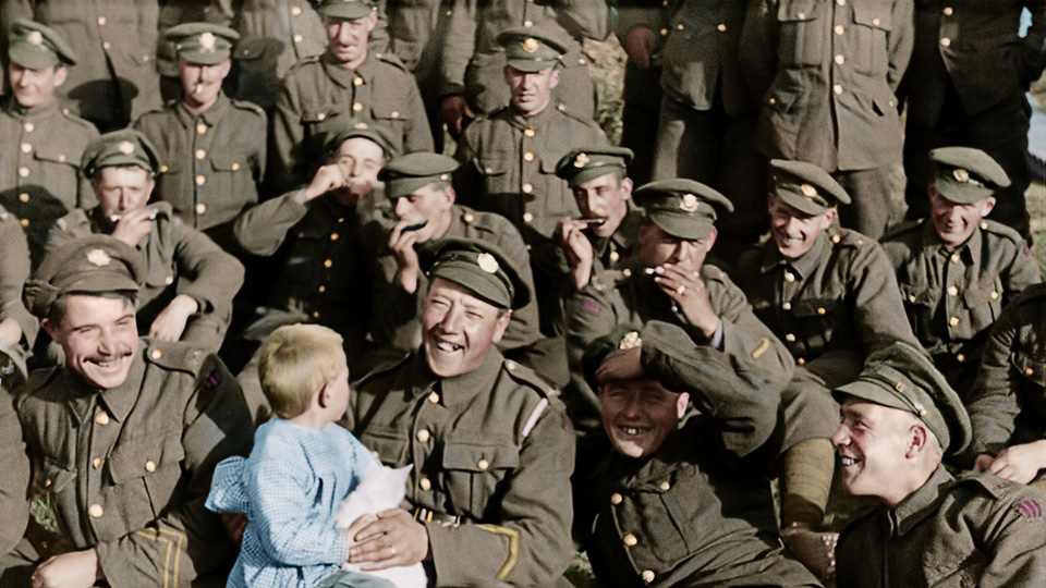 ゼイ・シャル・ノット・グロウ・オールド場面写真