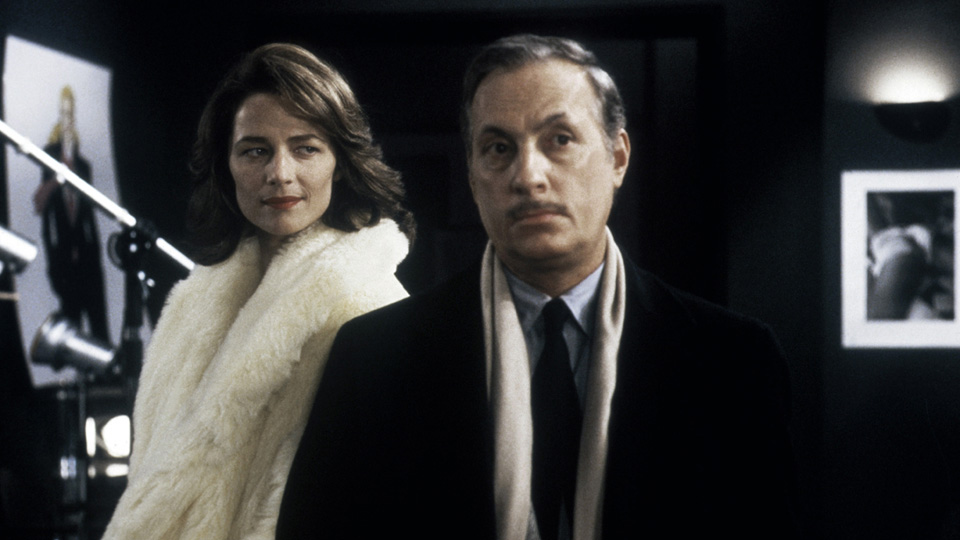 トレンチコートの女場面写真