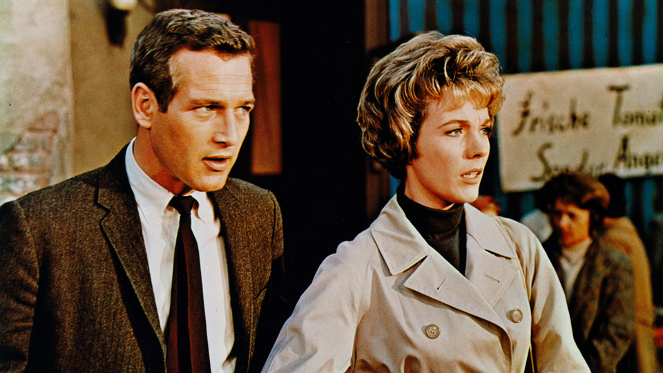 引き裂かれたカーテン場面写真