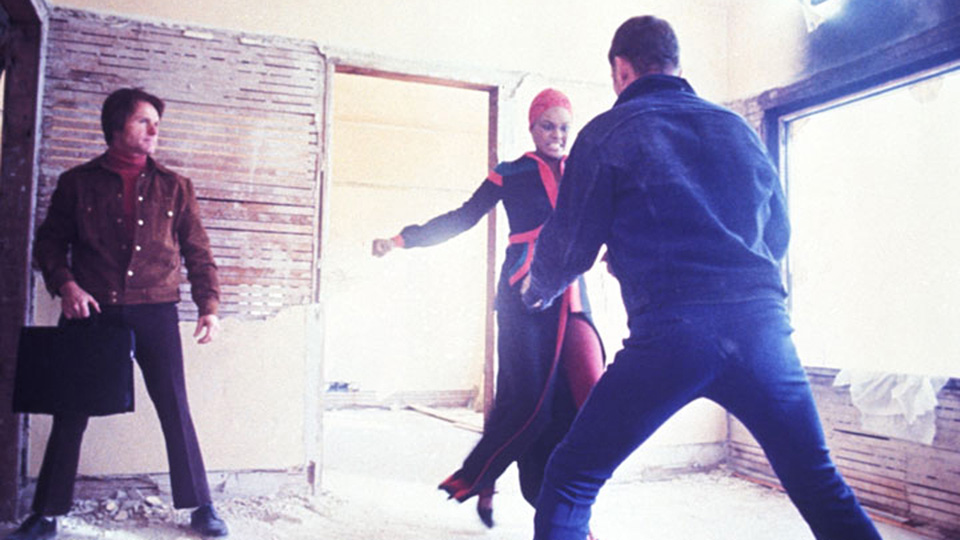 ダイナマイト諜報機関／クレオパトラ危機突破場面写真