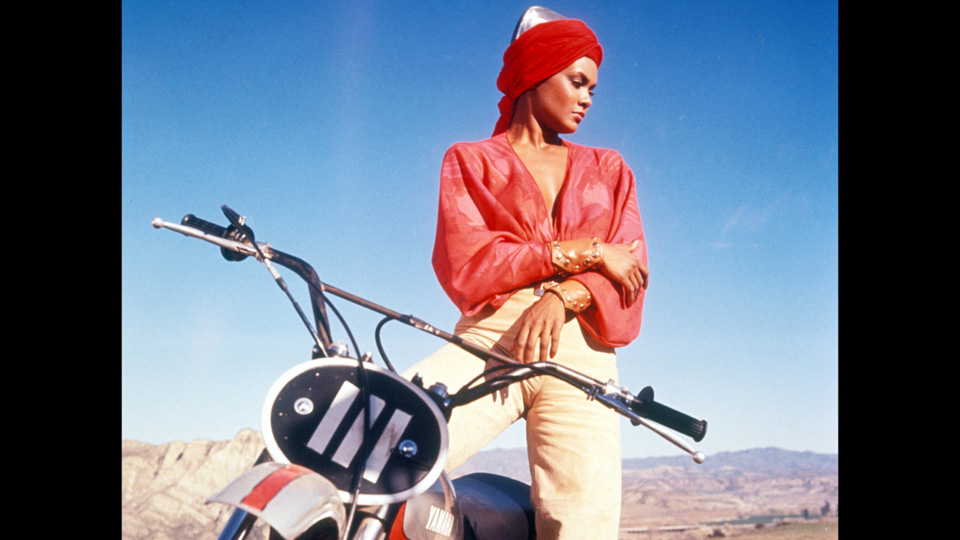 ダイナマイト諜報機関/クレオパトラ カジノ征服場面写真