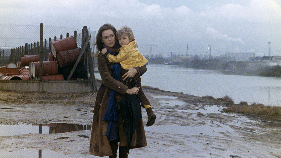 パリは霧にぬれて場面写真