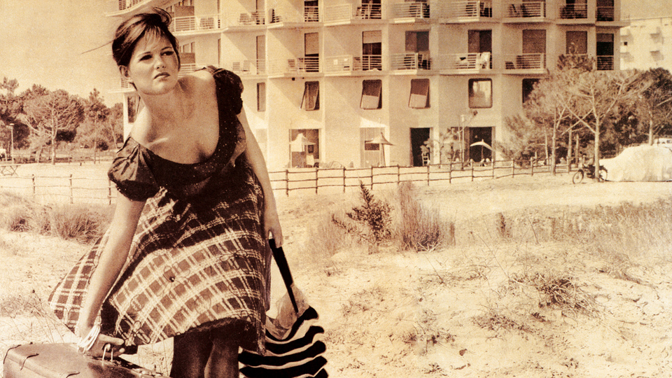 鞄を持った女場面写真