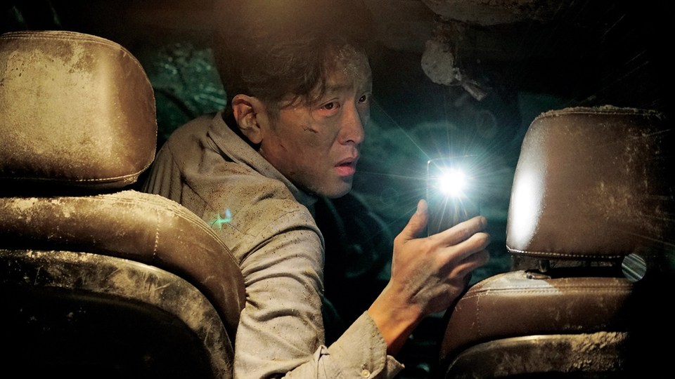 トンネル 闇に鎖された男場面写真