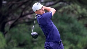 J.スピース、ドライバーはヒールにばかり当たるもボギーフリーの7アンダー単独首位