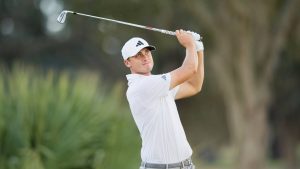 スウェーデンのL.アベルグが首位　小平智は74位