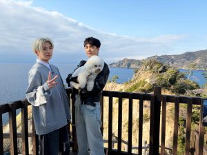 「&TEAM」のYUMAとMAKIが、もふもふわんこ「ボンドくん」と西伊豆へ。BS10特番『もふもふトラベラー』5/2(土)よる9時 無料放送決定！